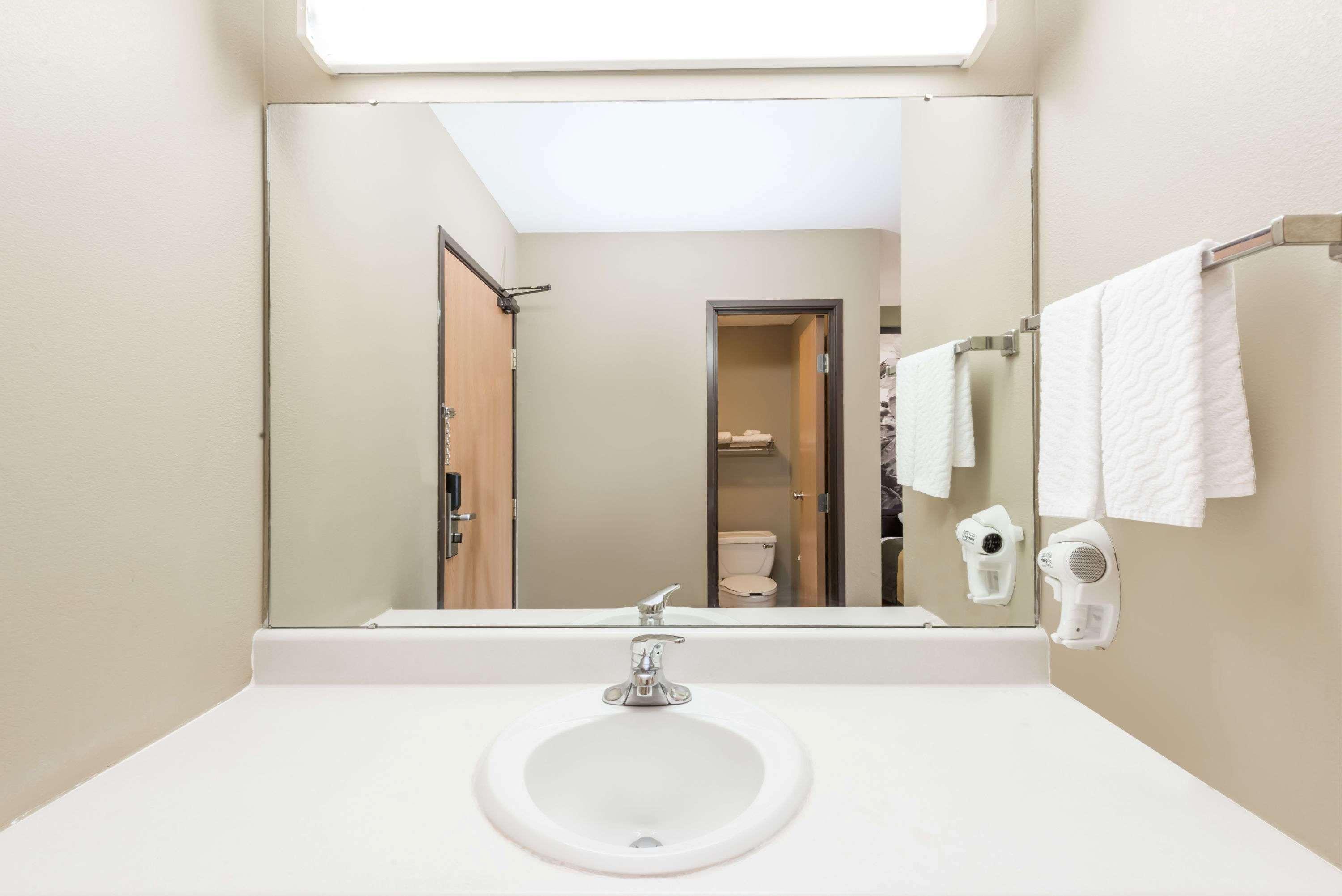 Super 8 By Wyndham Chanute Ngoại thất bức ảnh