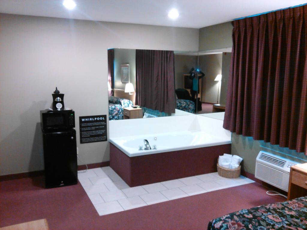 Super 8 By Wyndham Chanute Ngoại thất bức ảnh